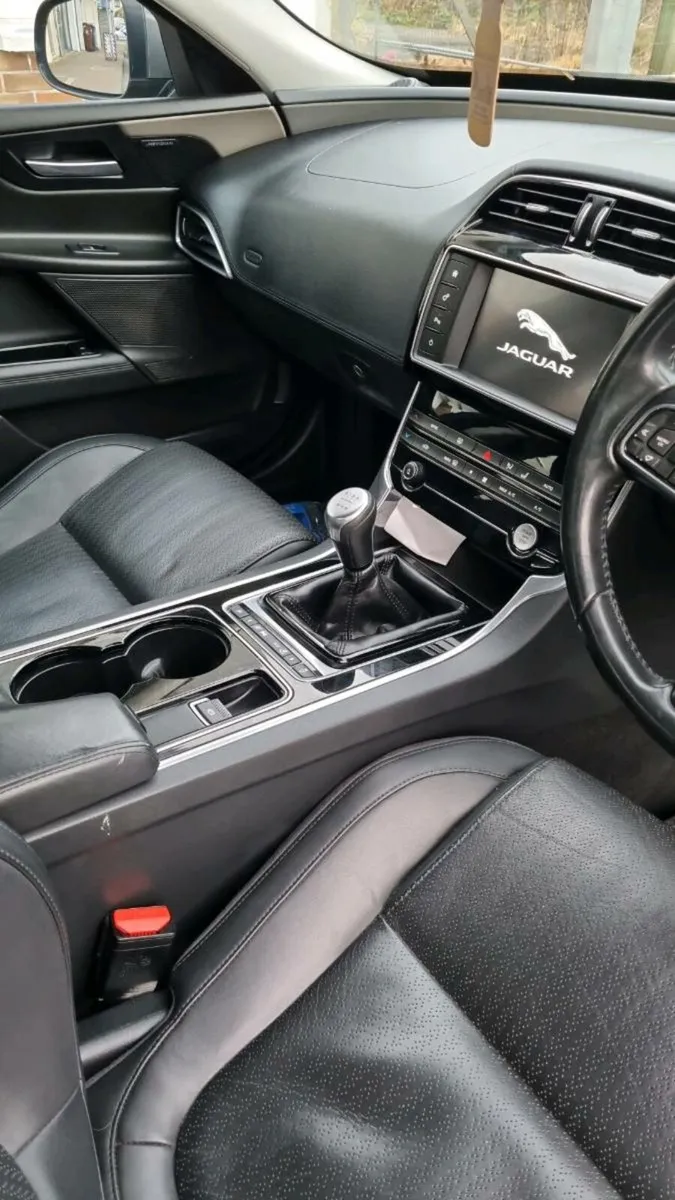 Jaguar XE 2015 - Image 4