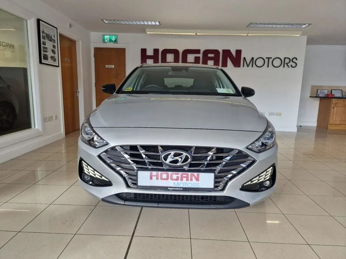 Hyundai i30 Petrol Deluxe 5DR H/B - Image 2