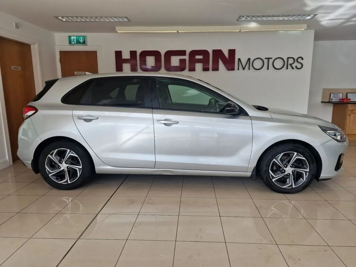 Hyundai i30 Petrol Deluxe 5DR H/B - Image 3