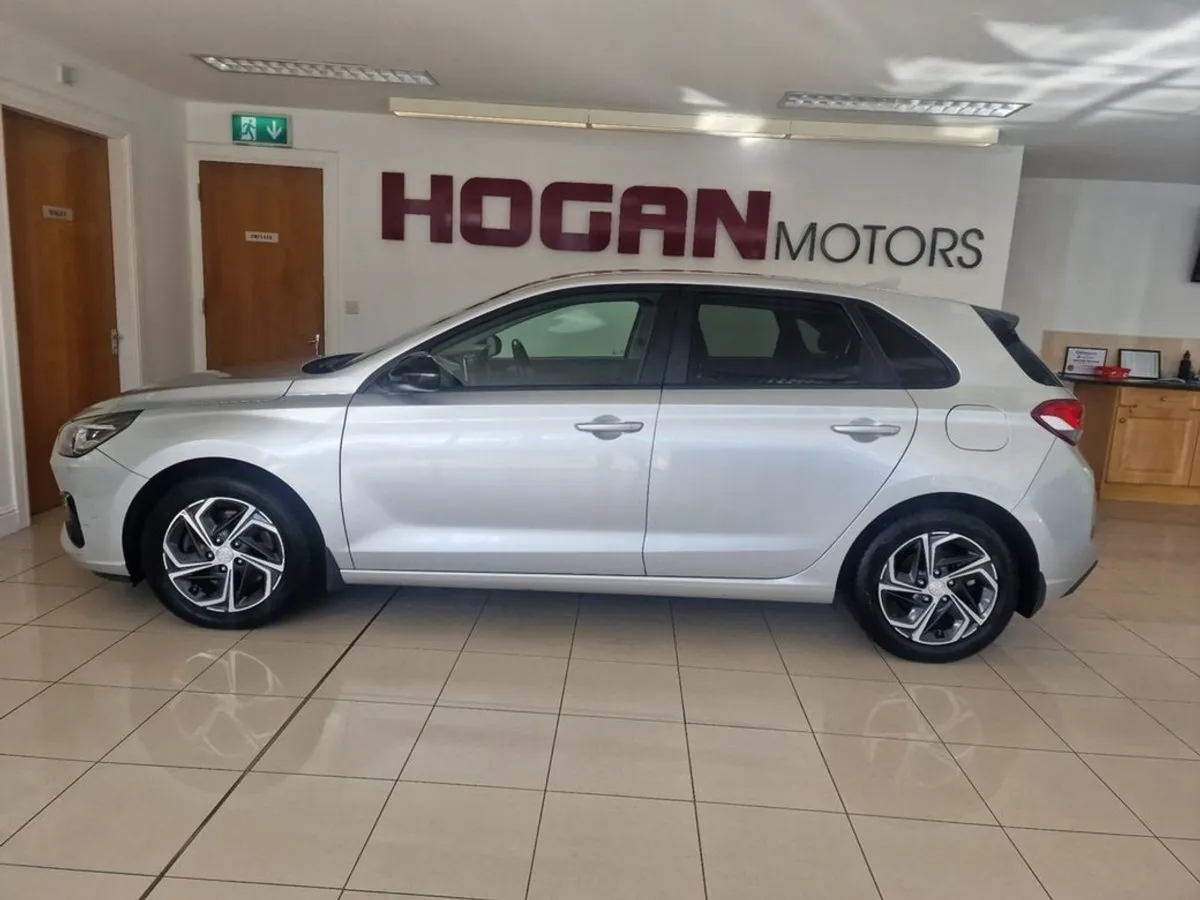 Hyundai i30 Petrol Deluxe 5DR H/B - Image 4