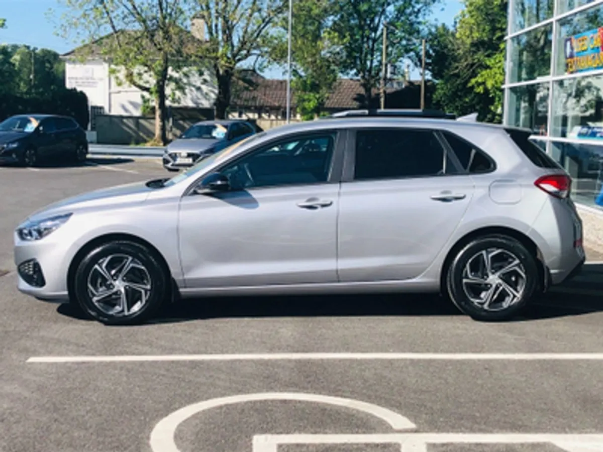 Hyundai i30 Deluxe 1.6 Diesel - Image 3