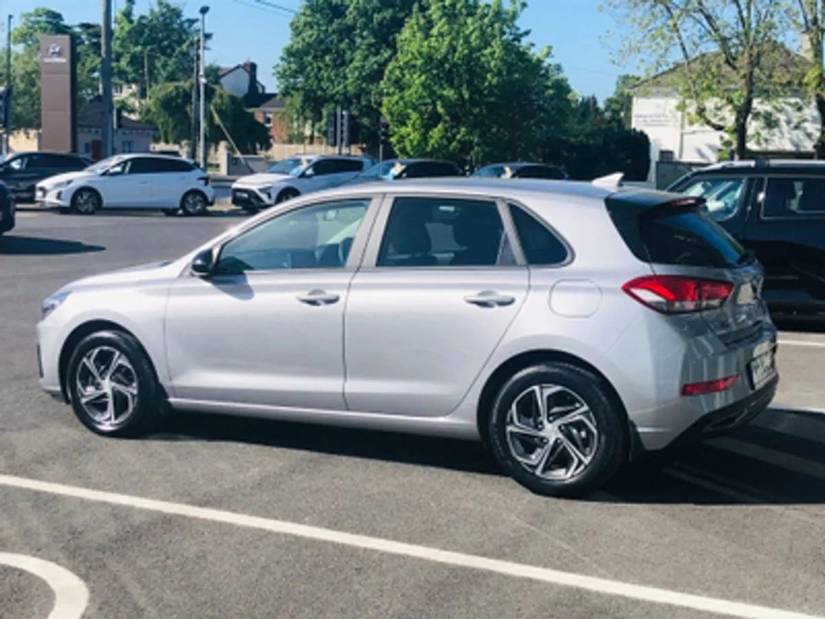 Hyundai i30 Deluxe 1.6 Diesel - Image 4