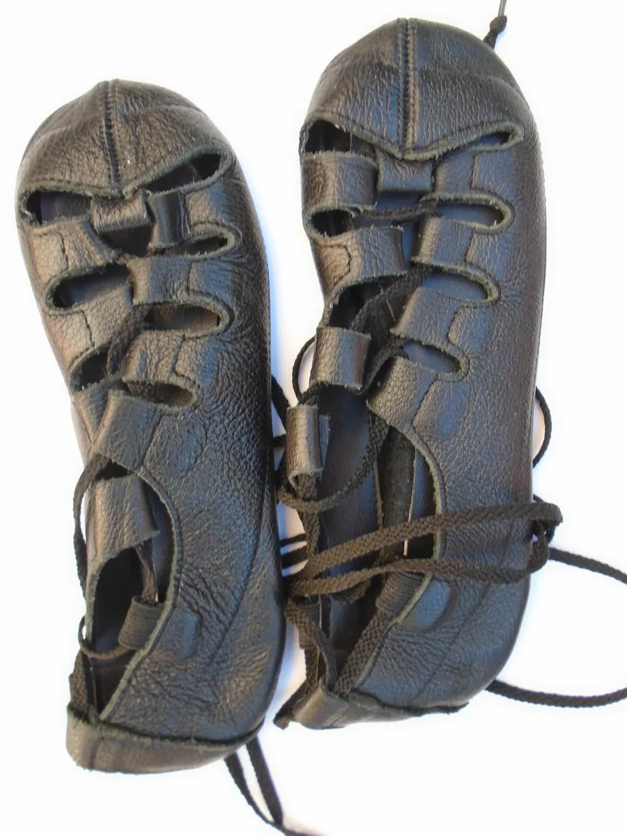 Inishfree dancing poms,Size 3, Soft shoes - Image 1