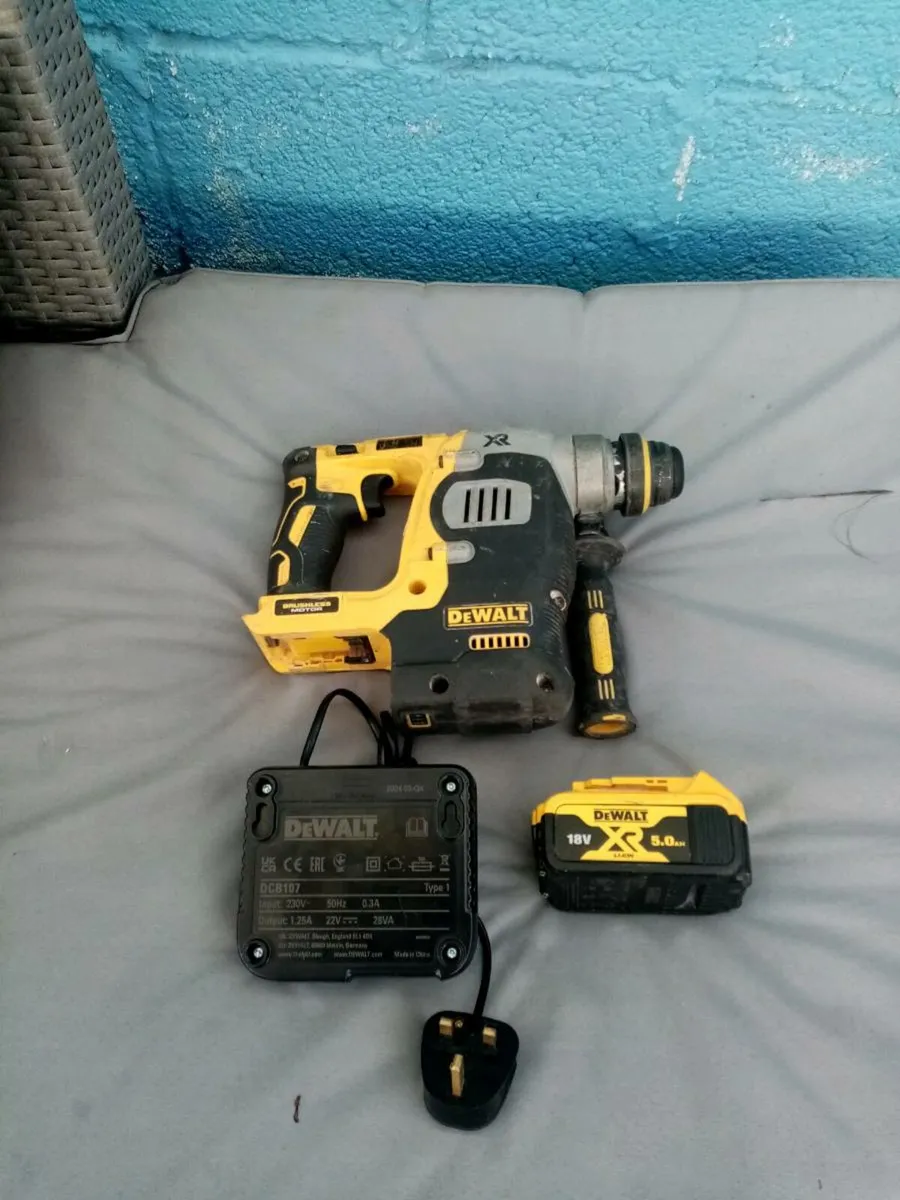 Dewalt 18v XR LI-ION Brushless sds Hammer Drill - Image 3