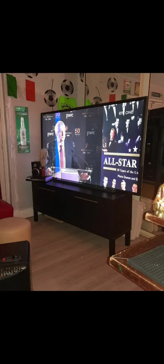80" tv/monitor with surround sound speakers - Image 2