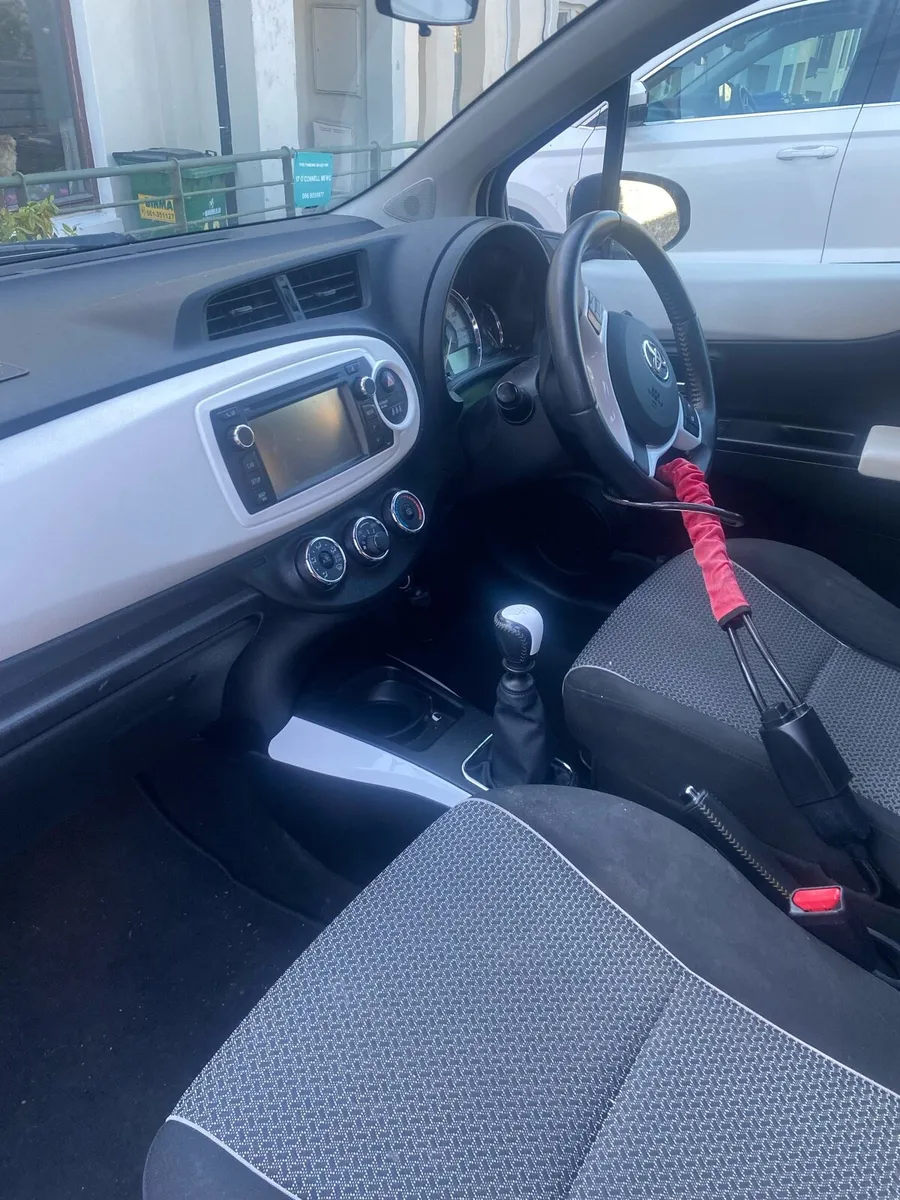 Toyota Yaris 2013 - Image 2