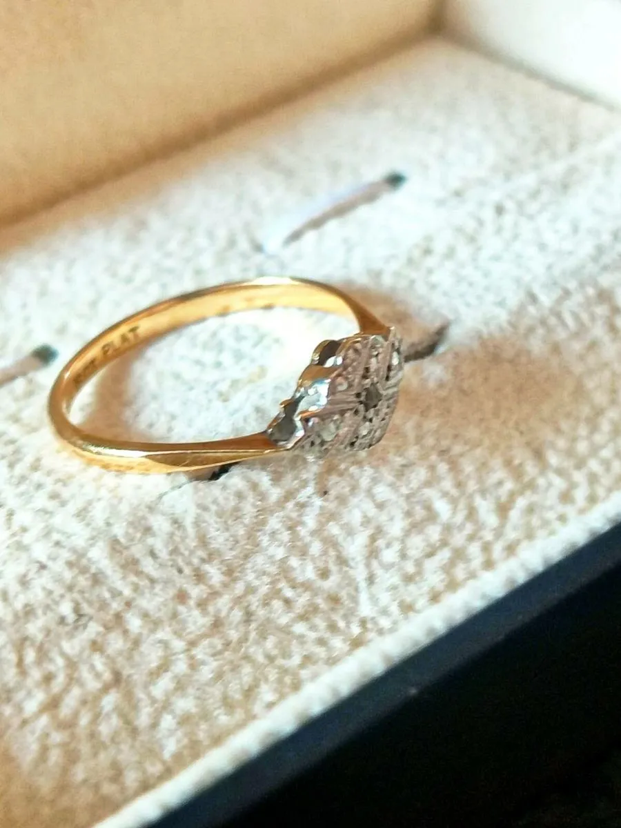 Beautiful 18 carat Gold & Diamond set Ring🥰 - Image 2