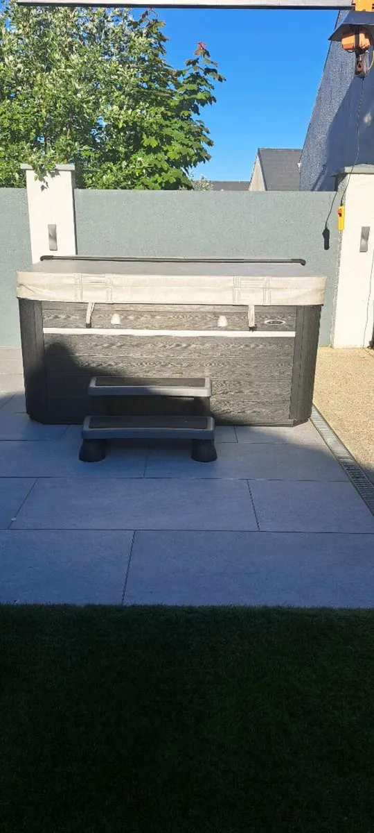 Hot tub - Image 1