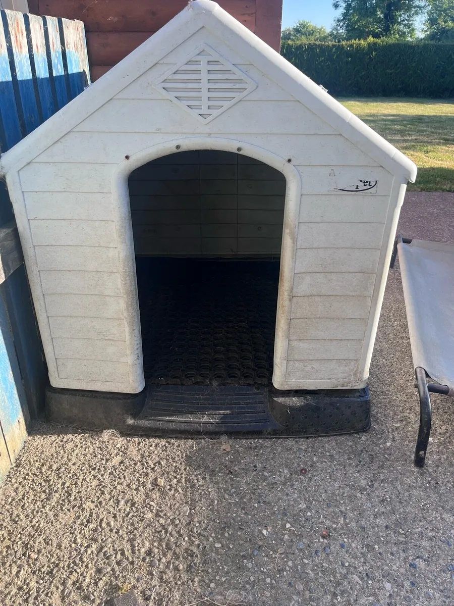 Dog house - Image 1