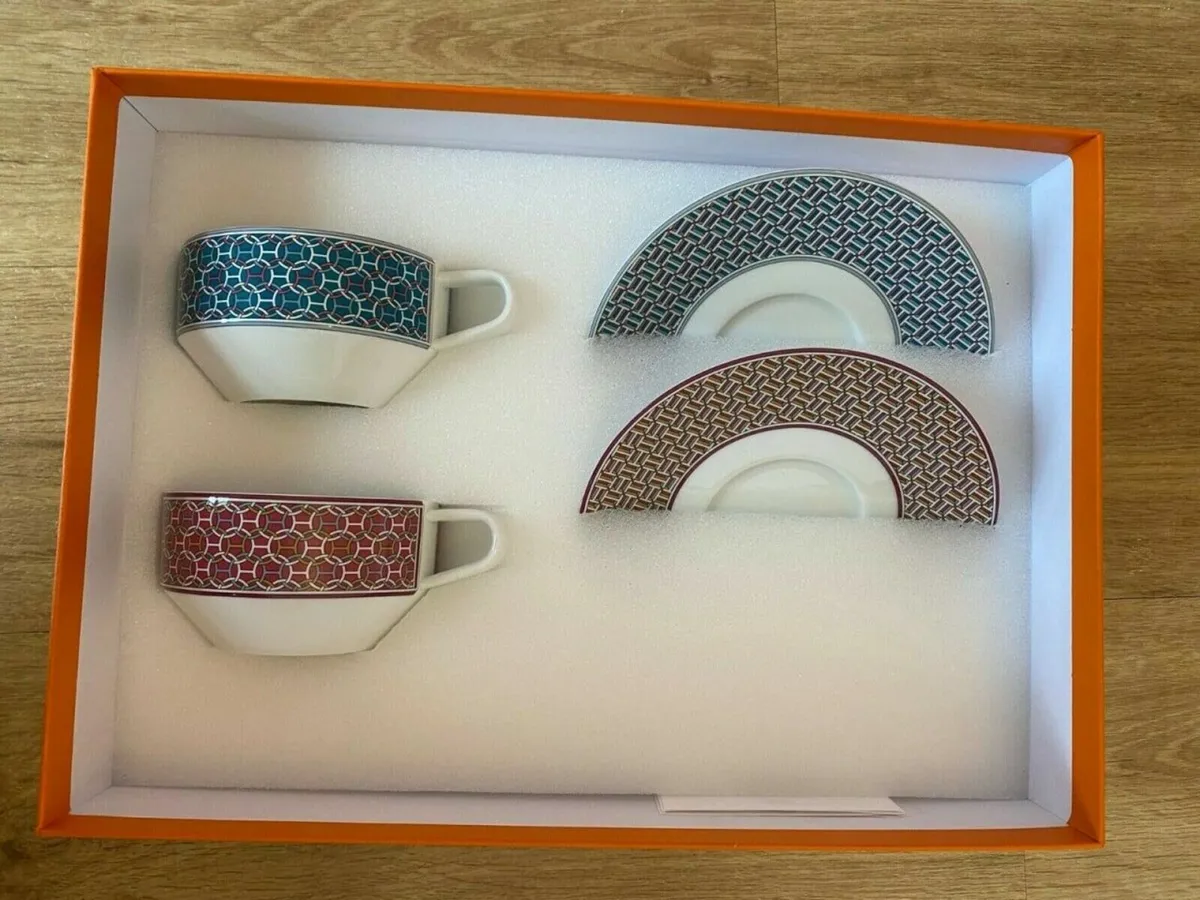 Hermes, two cups including saucers in blue and red - Image 1