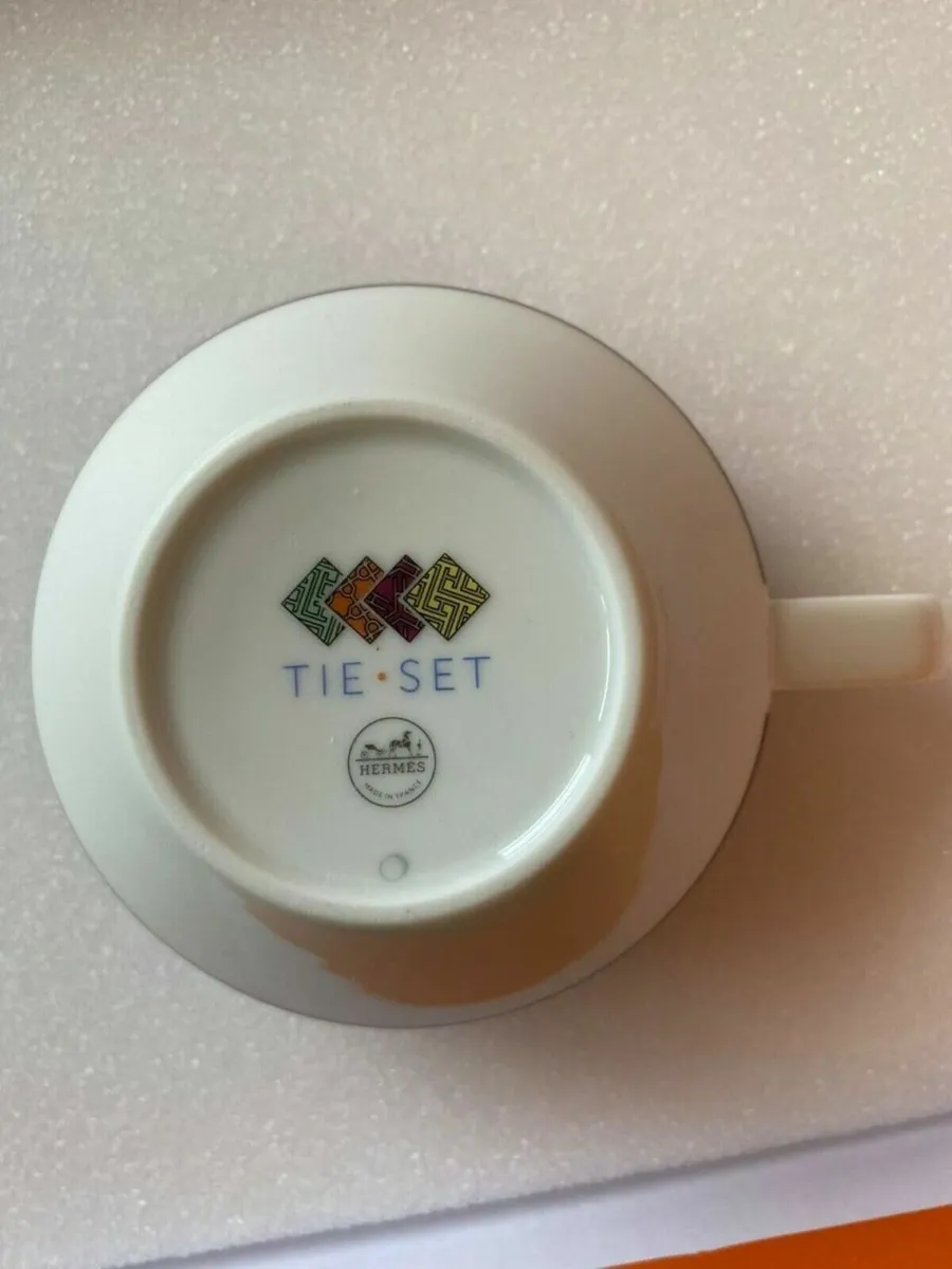Hermes, two cups including saucers in blue and red - Image 3