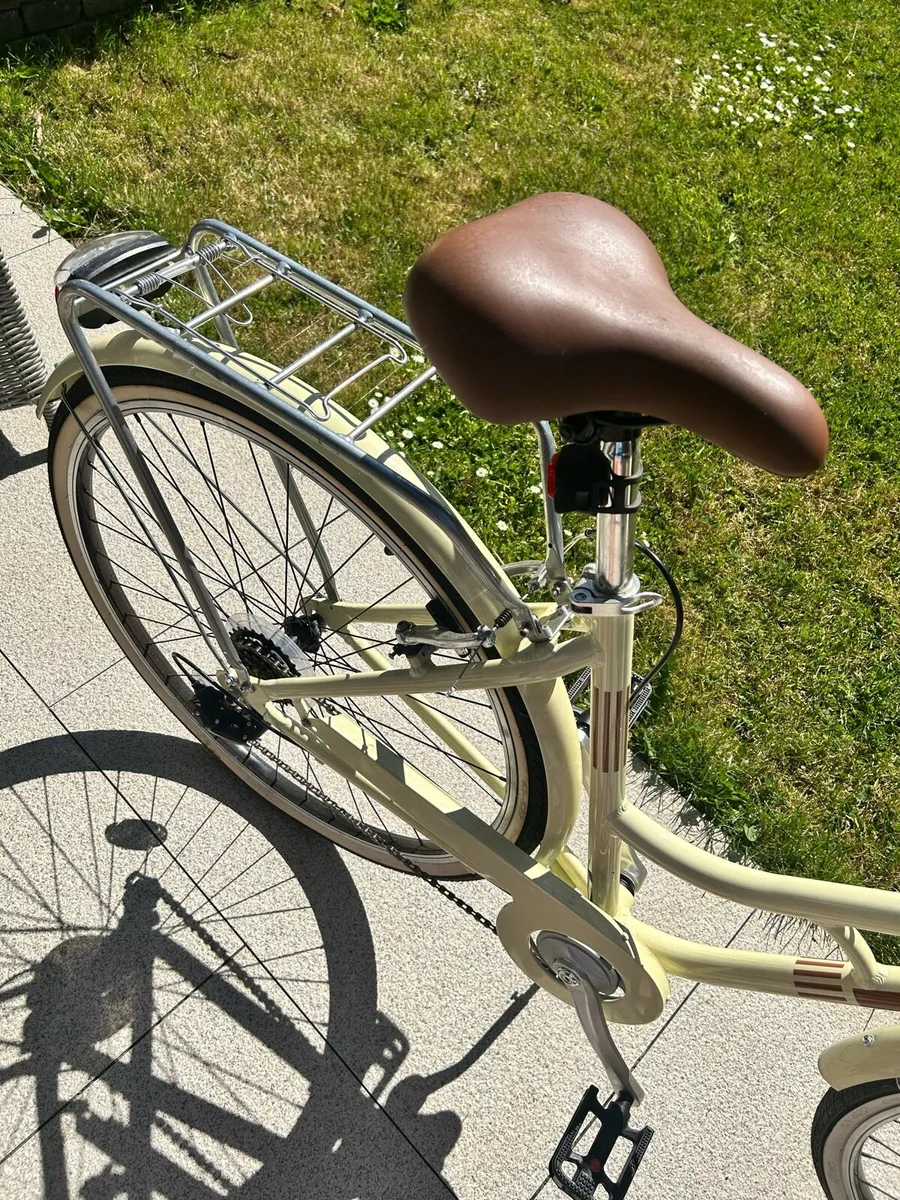 Beautiful Ladies Basket Bike - Image 3