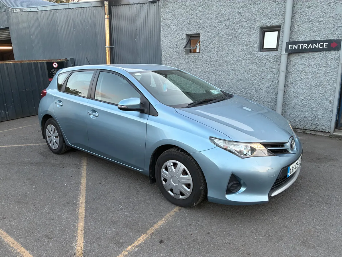 Toyota Auris 2015 - Image 2