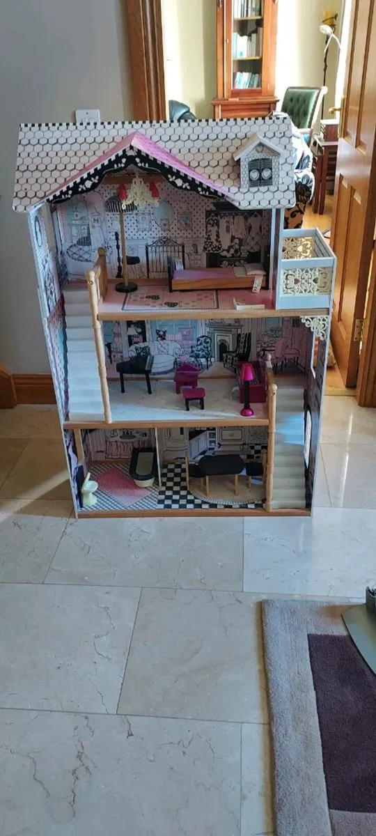 Dolls house - For Free - Image 1