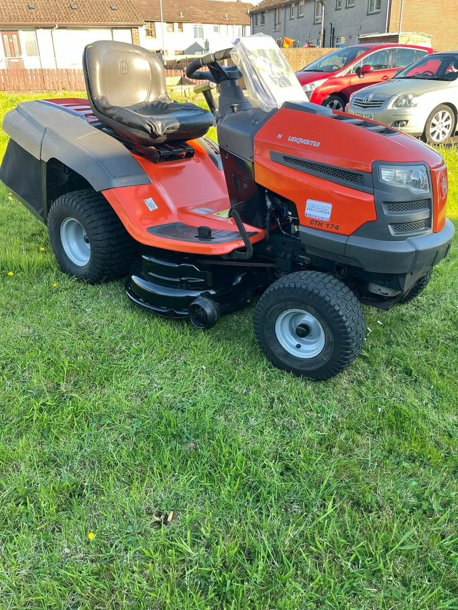 Husquvarna cth174 petrol ride on lawnmower - Image 2