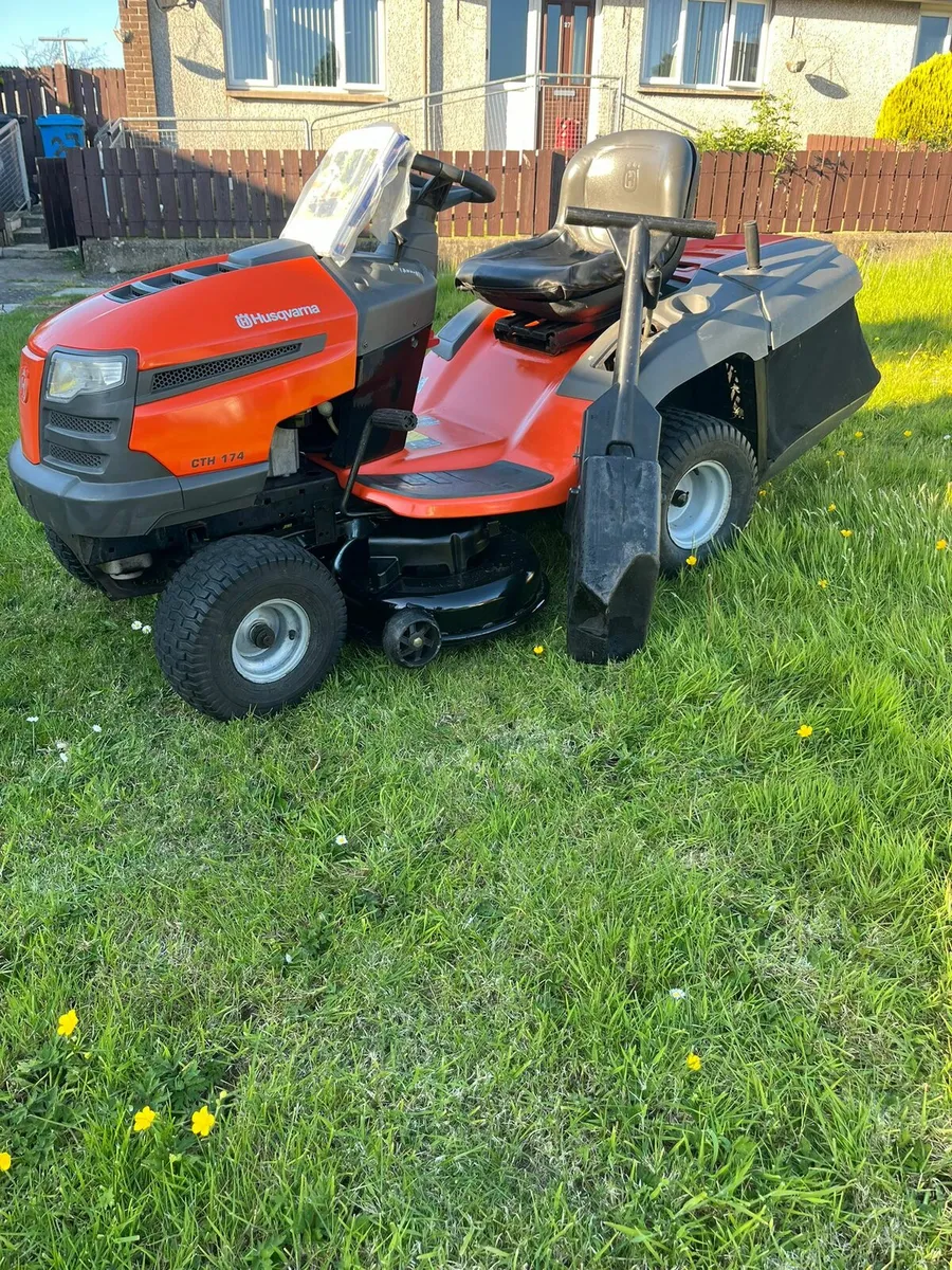 Husquvarna cth174 petrol ride on lawnmower - Image 3