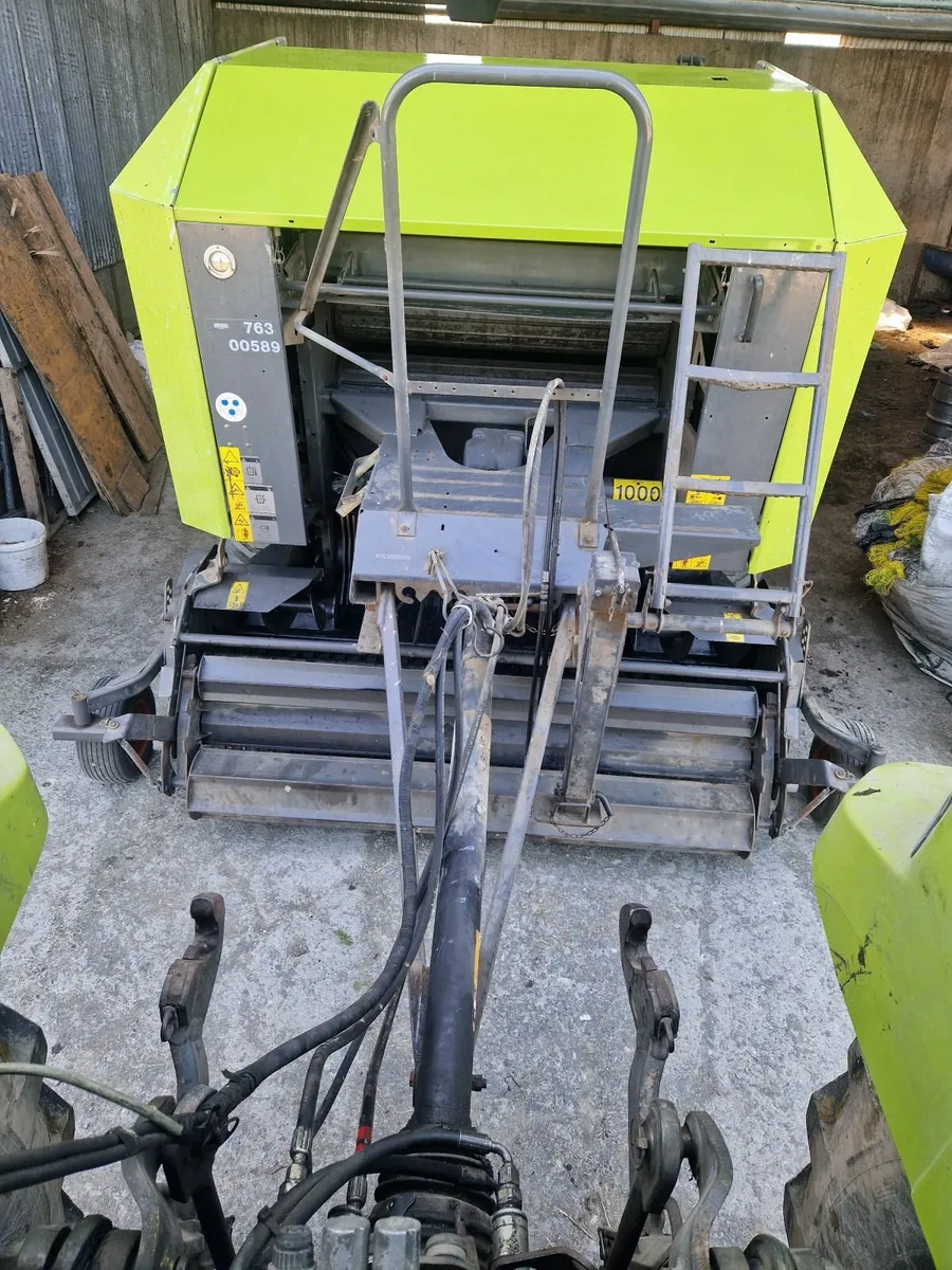 Round baler - Image 1