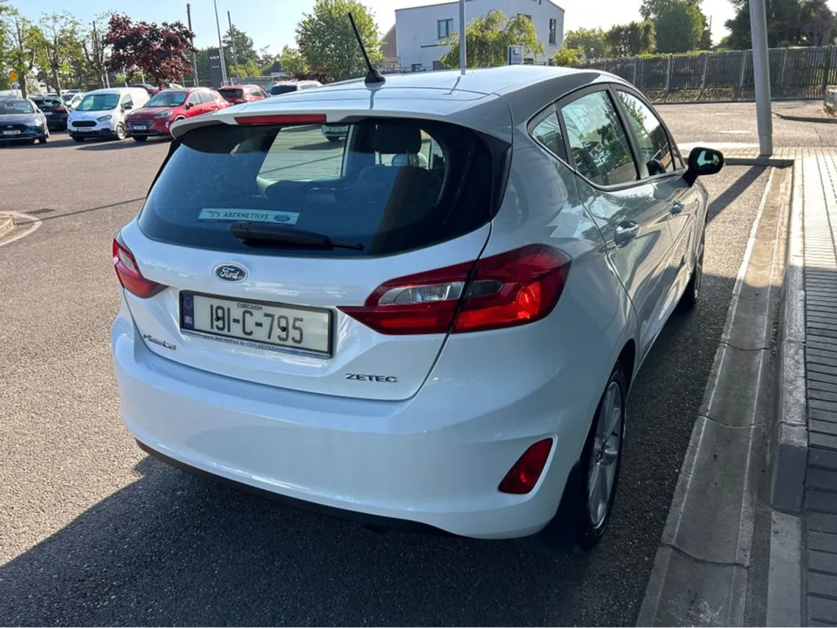 Ford Fiesta Zetec 1.10 70ps 5speed 4DR 5DR - Image 4