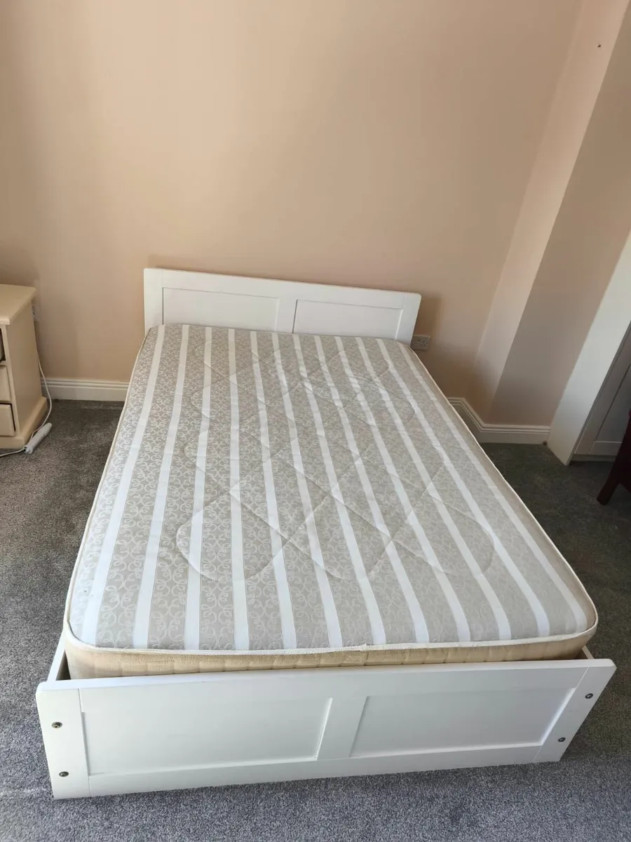 Double bedframe with mattress - Image 1