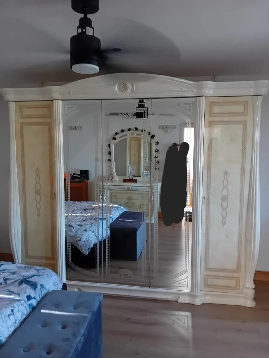 Suite of Italian bedroom furniture - Image 4