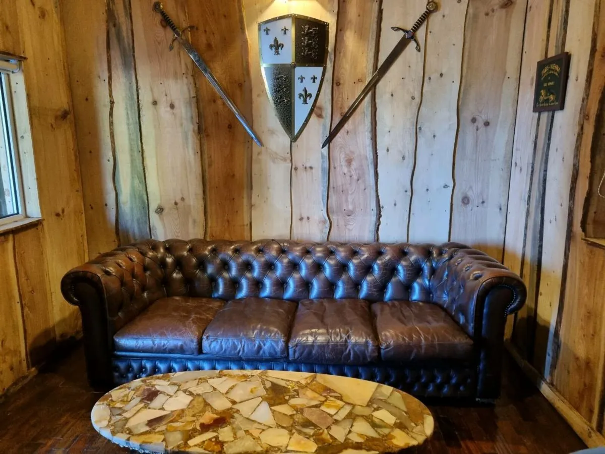 Large 4 Seater Chesterfield Club Sofa - Image 4
