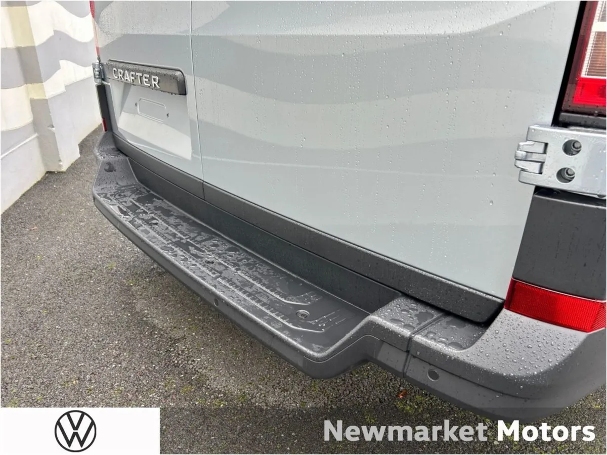 Volkswagen Crafter Highline 35 Medium Wheel Base - Image 4