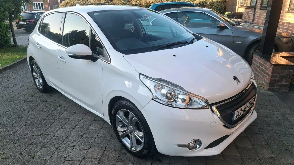 PEUGEOT  208 1.2 AUTOMATIC 5DR 2014 SUPERB - Image 1