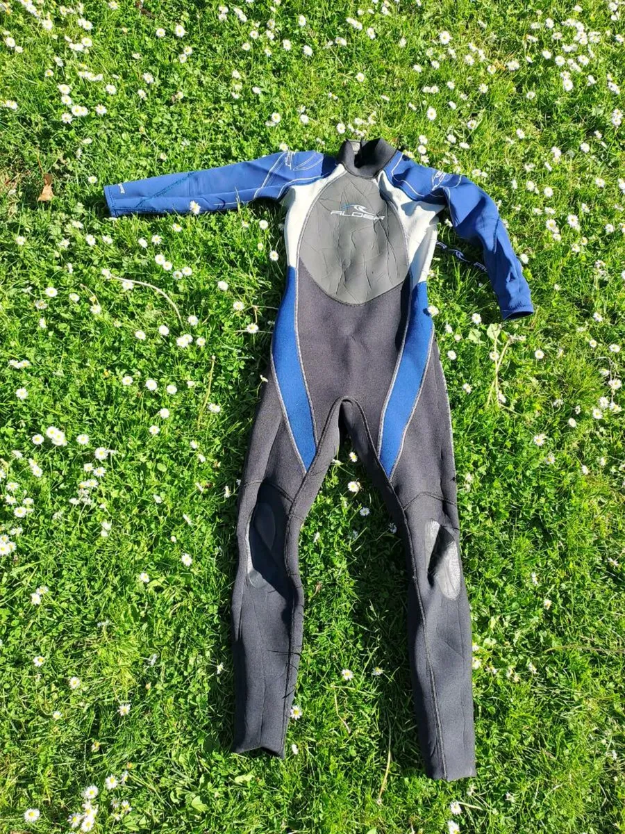 Kids size XL wetsuit incl postage cost - Image 1