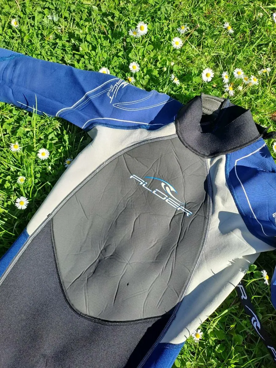 Kids size XL wetsuit incl postage cost - Image 2