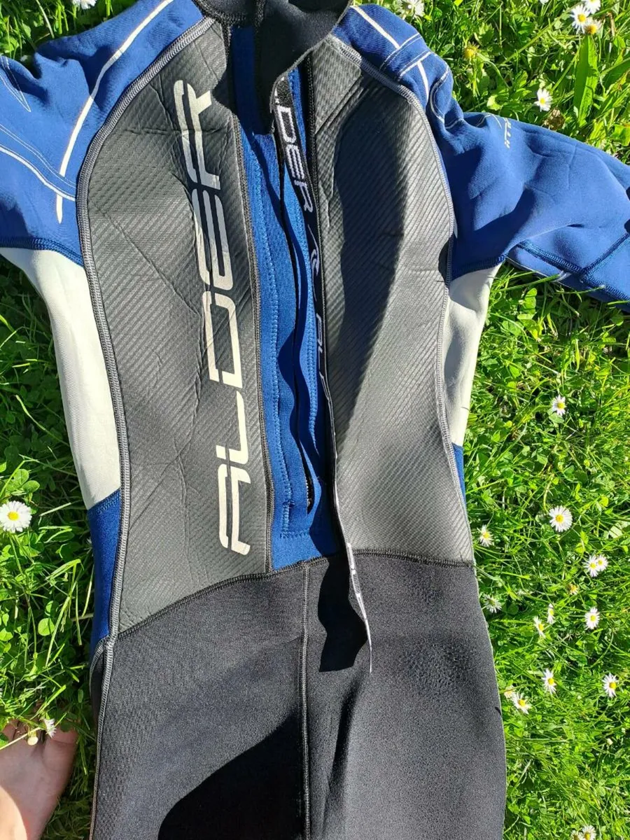 Kids size XL wetsuit incl postage cost - Image 4
