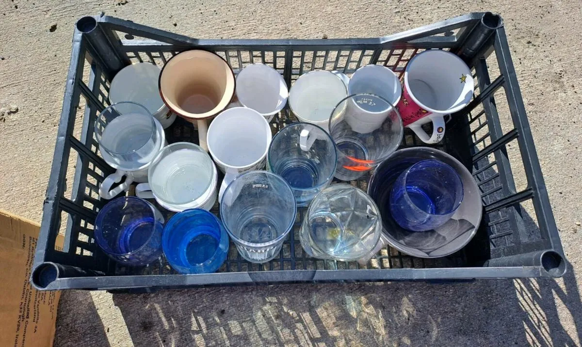Free crate of cups and glasses - Image 1