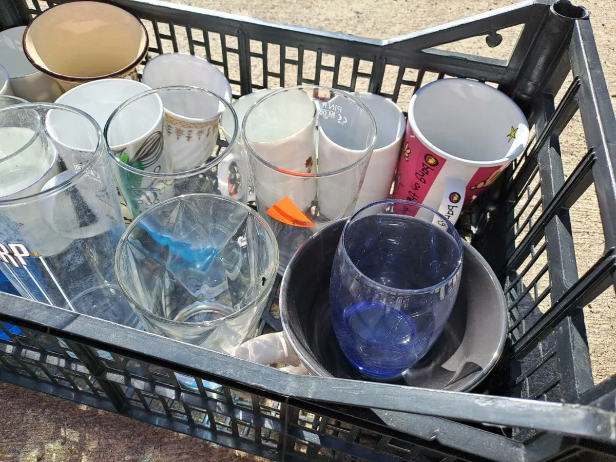 Free crate of cups and glasses - Image 3