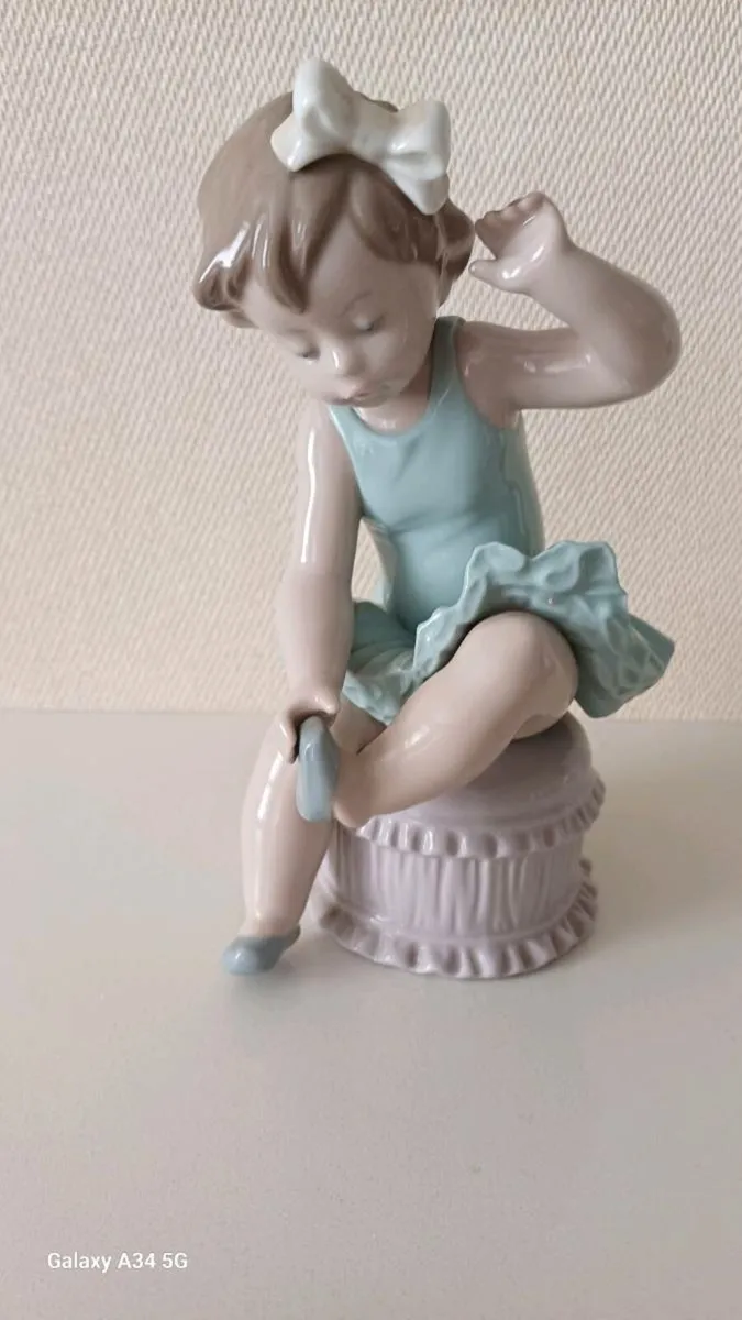 Vintage Lladro Little Girl with Ballet Shoes - Image 1