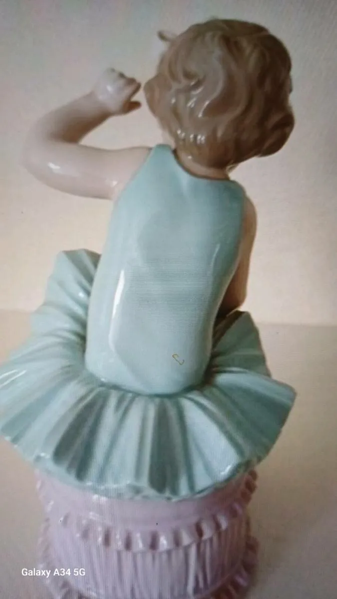 Vintage Lladro Little Girl with Ballet Shoes - Image 2