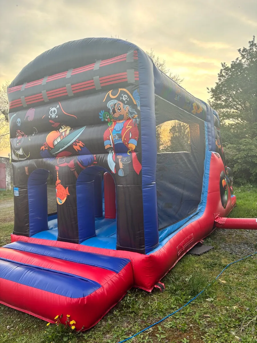 Bouncy castle 30ft - Image 2