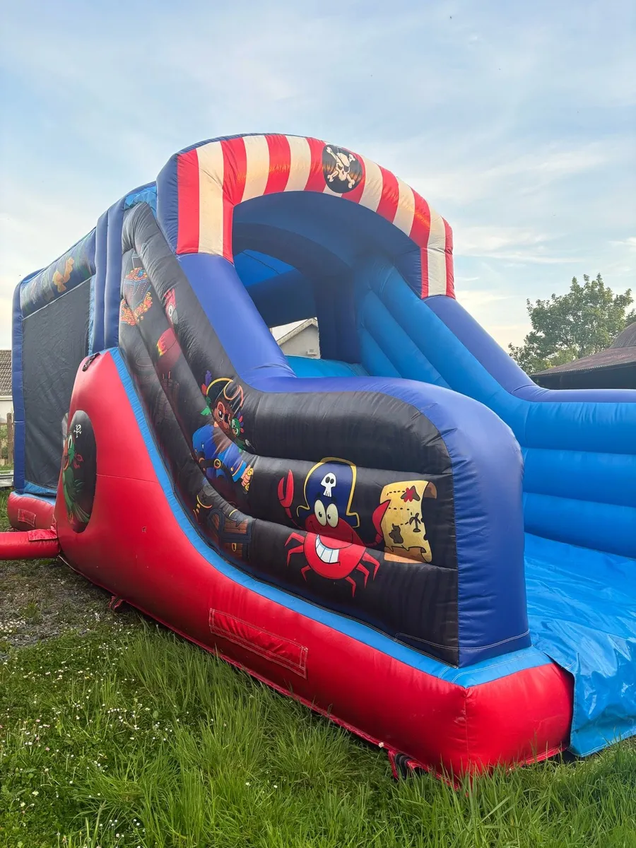 Bouncy castle 30ft - Image 4