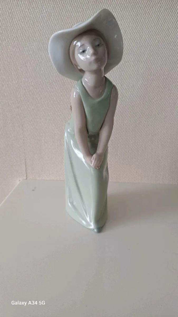 Vintage Lladro Girls with Hat Figurine - Image 2