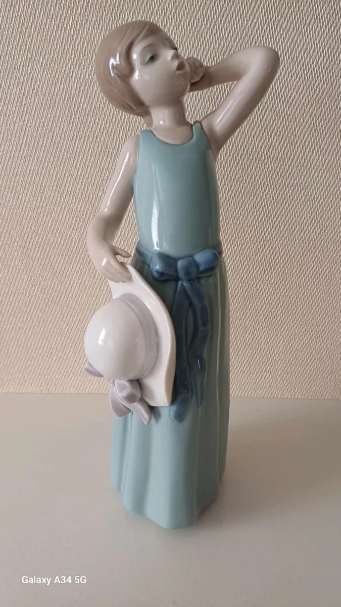 Vintage Lladro Girls with Hat Figurine - Image 3