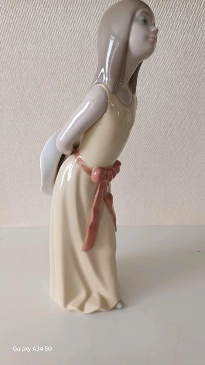 Vintage Lladro Girls with Hat Figurine - Image 4