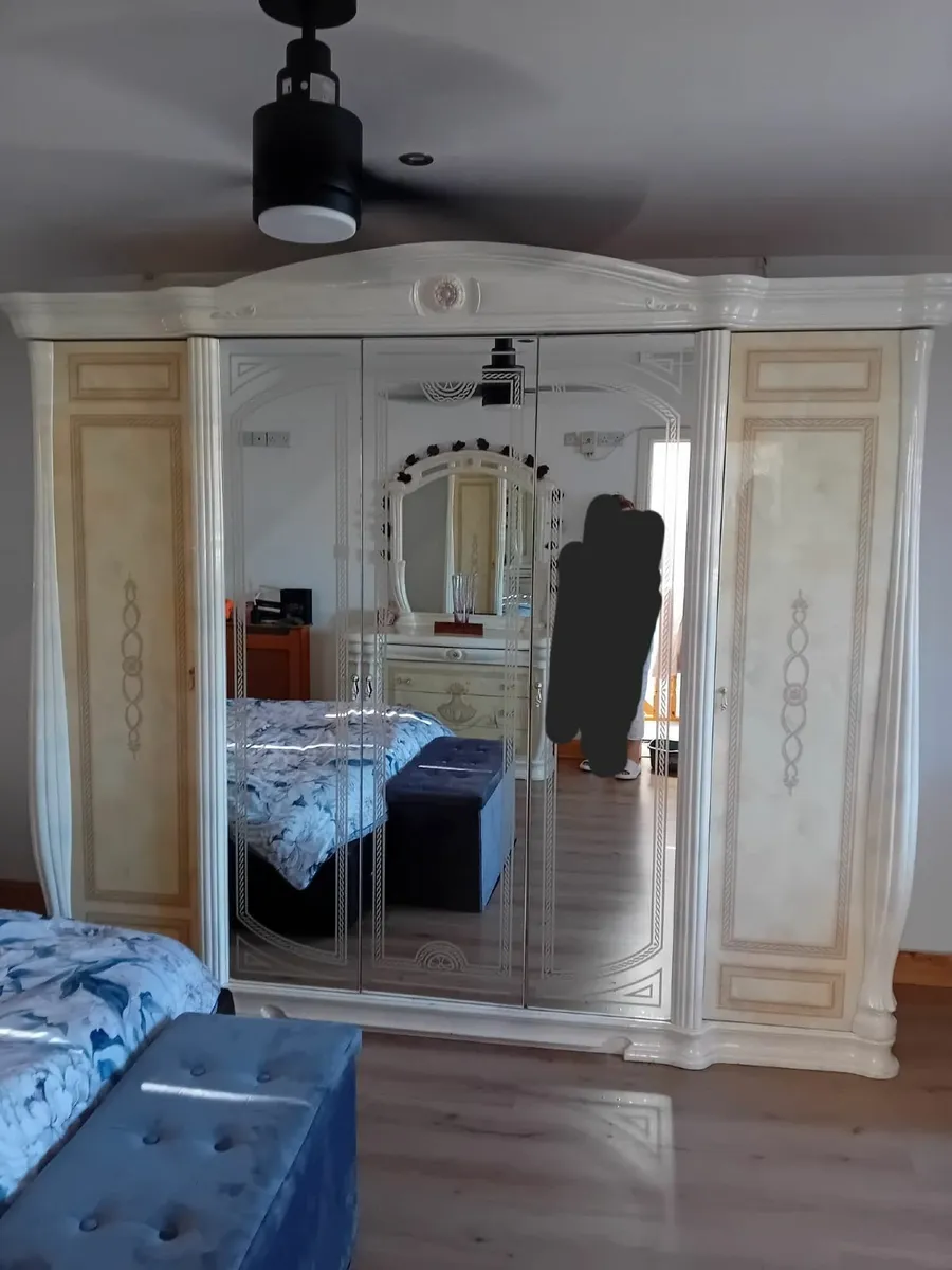 Suite of Italian bedroom furniture - Image 1