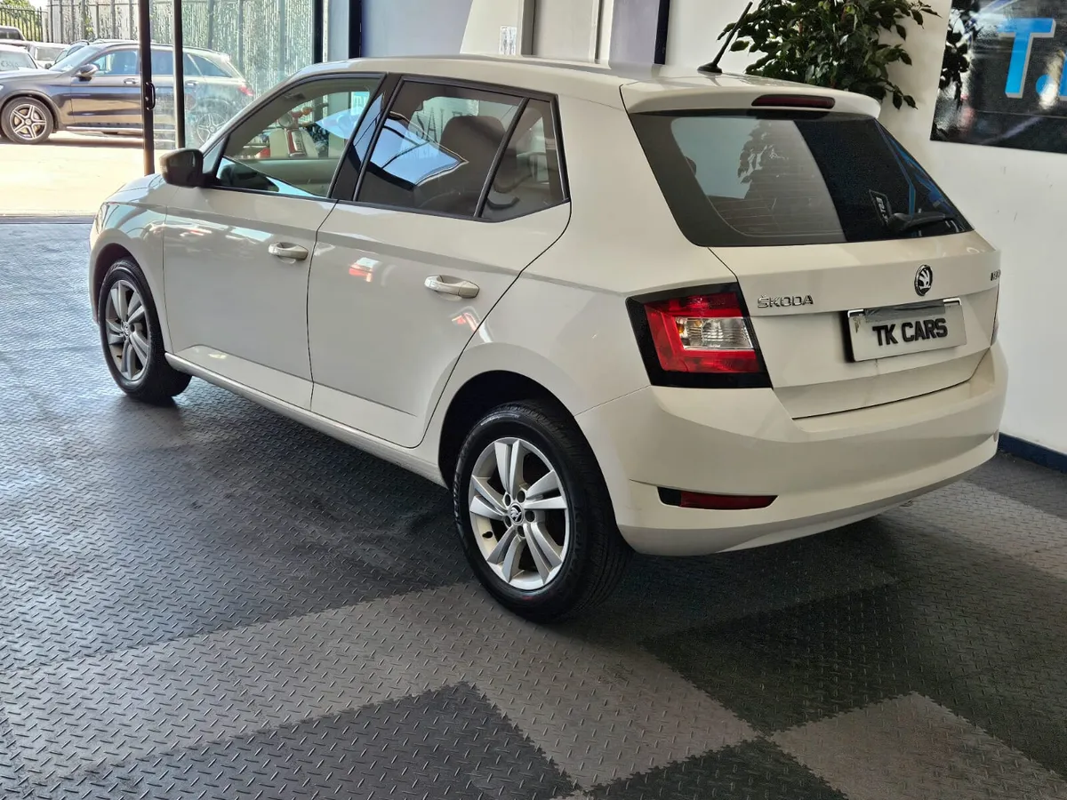 19 SKODA FABIA 1.0 PETROL - Image 4