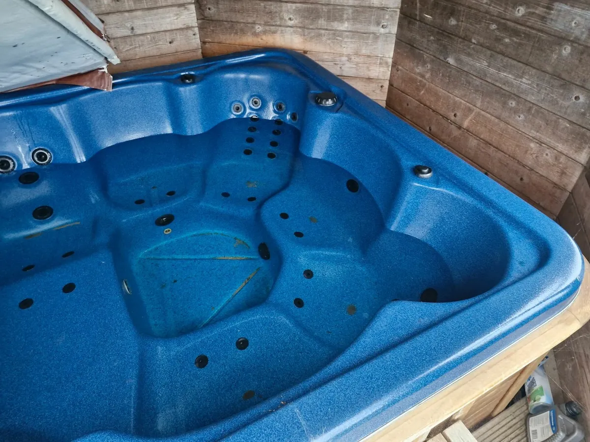 Hot Tub - Image 4