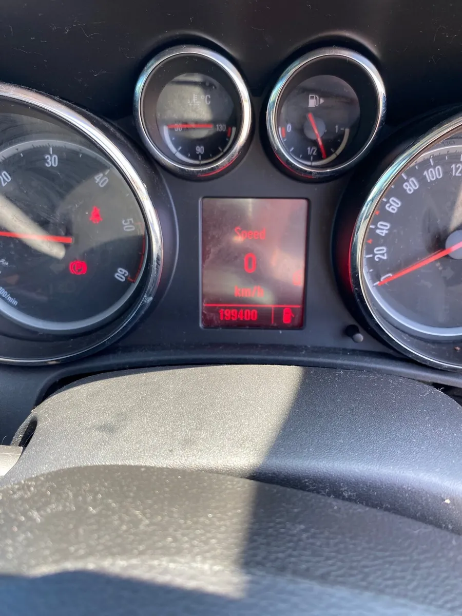 Opel Astra 2012 - Image 2