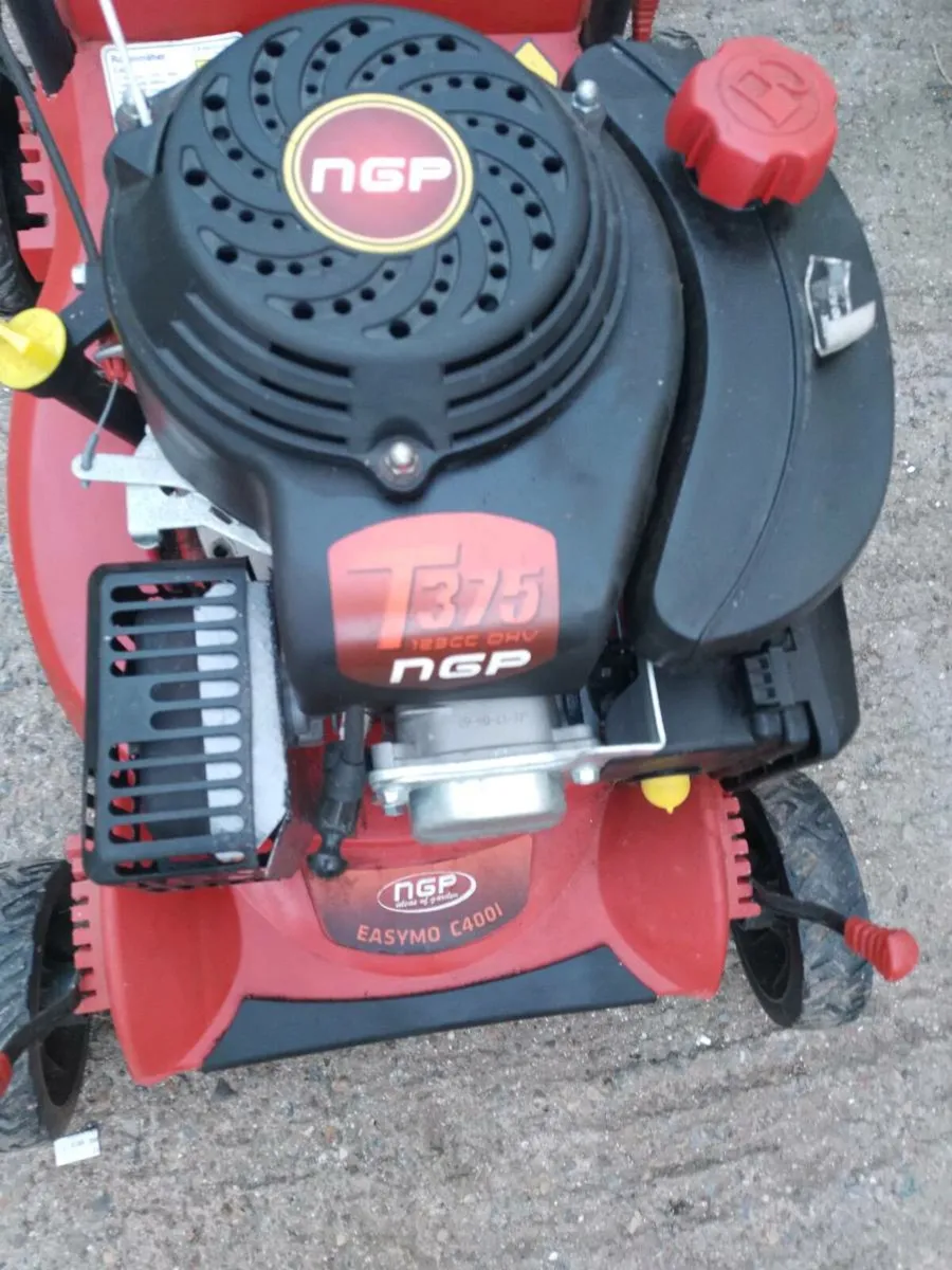 Small petrol lawnmower - Image 1