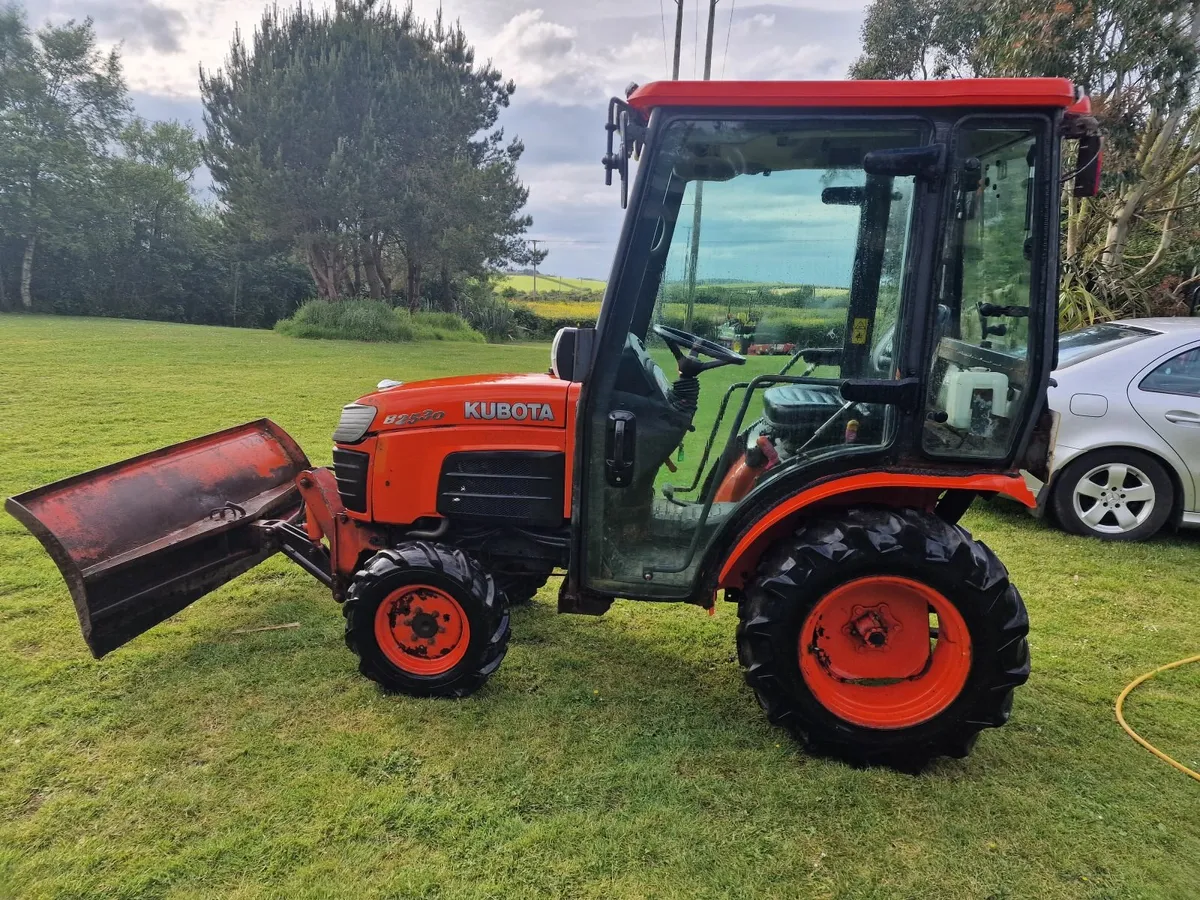 Kubota B2530 compact tractor yard scraper - Image 2