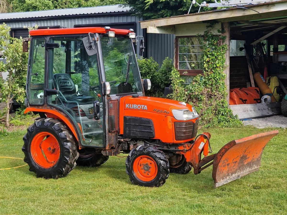Kubota B2530 compact tractor yard scraper - Image 3