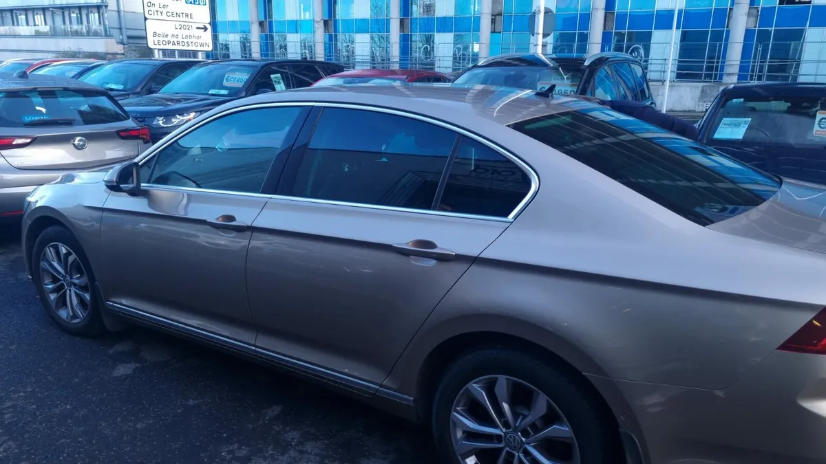Volkswagen Passat Highline 2.0L 2016 Low Mileage - Image 2