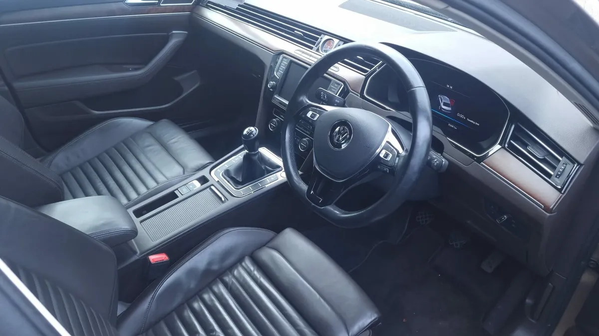 Volkswagen Passat Highline 2.0L 2016 Low Mileage - Image 3
