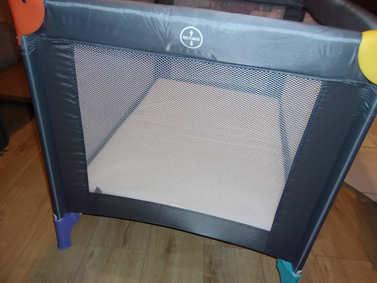 BABYS  TRAVEL  COT IN  HOLDALL BAG LIKE  NEW