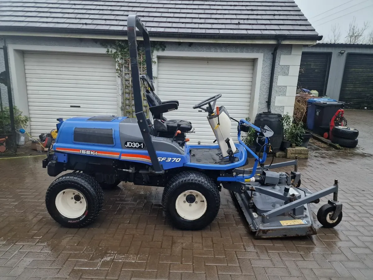 Iseki SF370 ride on mower lawnmower 800 hours - Image 3